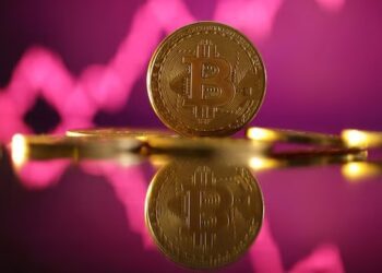 Representasi mata uang kripto bitcoin. Sumber foto : REUTERS/Dado Ruvic