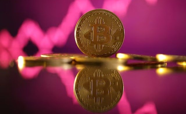 Representasi mata uang kripto bitcoin. Sumber foto : REUTERS/Dado Ruvic