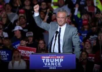 Robert F. Kennedy Jr. menghadiri acara kampanye untuk calon presiden dari Partai Republik dan mantan Presiden AS Donald Trump di Milwaukee, Wisconsin, AS, 1 November 2024. REUTERS/Joel Angel Juarez
