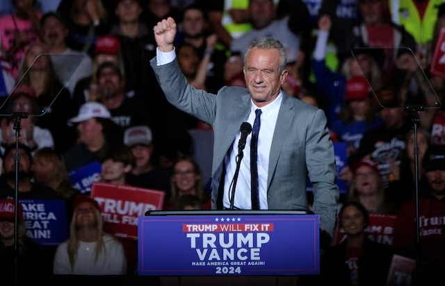 Robert F. Kennedy Jr. menghadiri acara kampanye untuk calon presiden dari Partai Republik dan mantan Presiden AS Donald Trump di Milwaukee, Wisconsin, AS, 1 November 2024. REUTERS/Joel Angel Juarez