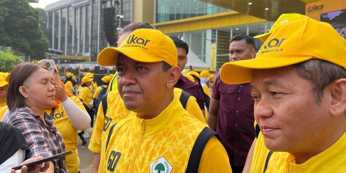Ketum dan Sekjen DPP Partai Golkar, Bahlil dan Sarmuji, dalam acara Senam Partai Golkar dalam rangka memperingati HUT ke-60, di DPP Golkar, Jakarta Barat, Sabtu (16/11/2024). Sumber foto : TV One