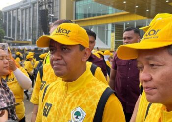 Ketum dan Sekjen DPP Partai Golkar, Bahlil dan Sarmuji, dalam acara Senam Partai Golkar dalam rangka memperingati HUT ke-60, di DPP Golkar, Jakarta Barat, Sabtu (16/11/2024). Sumber foto : TV One