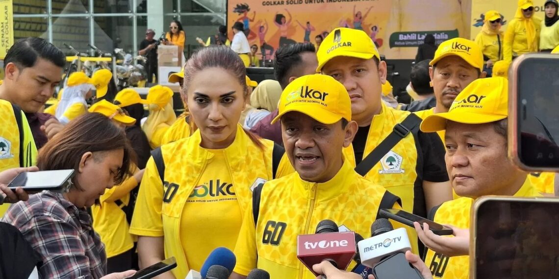 Bahlil Lahadalia, Sari Yuliati dan Sarmuji beserta jajaran pengurus DPP Partai Golkar dalam acara Senam Partai di Kantor DPP Golkar, Jakarta Barat, Sabtu (16/11) menyambut HUT ke-60 Partai Golkar.
