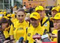 Bahlil Lahadalia, Sari Yuliati dan Sarmuji beserta jajaran pengurus DPP Partai Golkar dalam acara Senam Partai di Kantor DPP Golkar, Jakarta Barat, Sabtu (16/11) menyambut HUT ke-60 Partai Golkar.