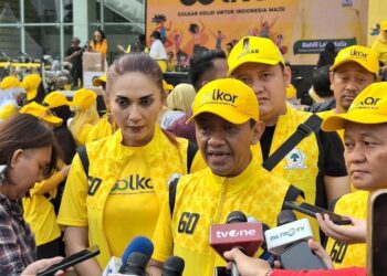 Bahlil Lahadalia, Sari Yuliati dan Sarmuji beserta jajaran pengurus DPP Partai Golkar dalam acara Senam Partai di Kantor DPP Golkar, Jakarta Barat, Sabtu (16/11) menyambut HUT ke-60 Partai Golkar.