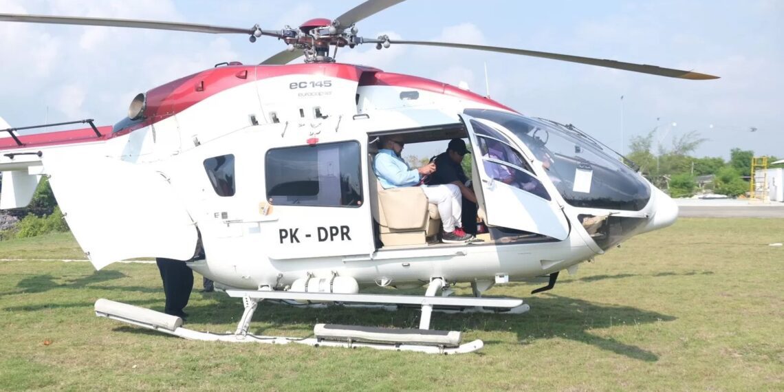Calon Gubernur Bali nomor urut 01 Made Muliawan Arya alias De Gadjah di atas helikopter untuk kampanye. Sumber foto : Radar Bali