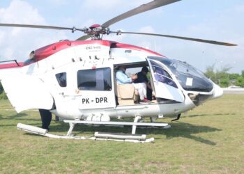 Calon Gubernur Bali nomor urut 01 Made Muliawan Arya alias De Gadjah di atas helikopter untuk kampanye. Sumber foto : Radar Bali