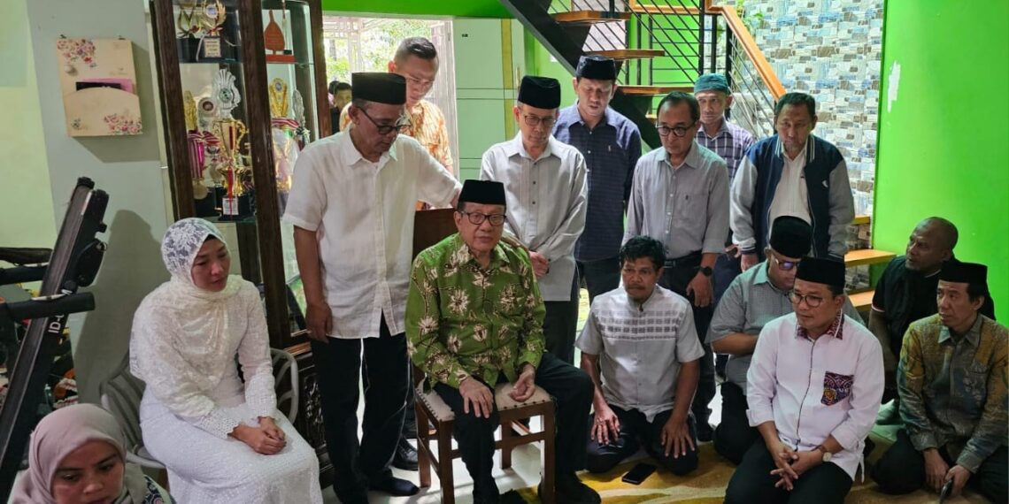Akbar Tanjung 9Mantan Ketua Umum Partai Golkar dan Ketua Umum PB HMI Periode 1971-1974) saat melayat ke rumah duka Kholis Malik. Sumber foto : Istimewa