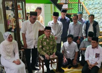 Akbar Tanjung 9Mantan Ketua Umum Partai Golkar dan Ketua Umum PB HMI Periode 1971-1974) saat melayat ke rumah duka Kholis Malik. Sumber foto : Istimewa