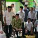 Akbar Tanjung 9Mantan Ketua Umum Partai Golkar dan Ketua Umum PB HMI Periode 1971-1974) saat melayat ke rumah duka Kholis Malik. Sumber foto : Istimewa