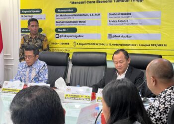 Diskusi Fraksi Partai Golkar bertajuk "Mencari Cara Ekonomi Tumbuh Tinggi" yang digelar Fraksi Partai Golkar di Gedung Parlemen, Jakarta, Selasa (19/11/2024).