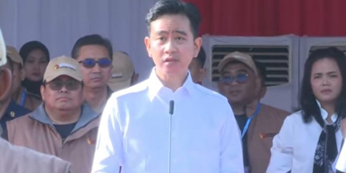 Wakil Presiden Gibran Rakabuming Raka saat Apel Siaga Pengawasan Tahapan Masa Tenang Pemungutan dan Perhitungan Suara Pemilihan Gubernur dan Wakil Gubernur, Bupati, Wakil Bupati, Wali Kota dan Wakil Wali Kota 2024 di Monumen Nasional (Monas), Rabu (20/11/2024).