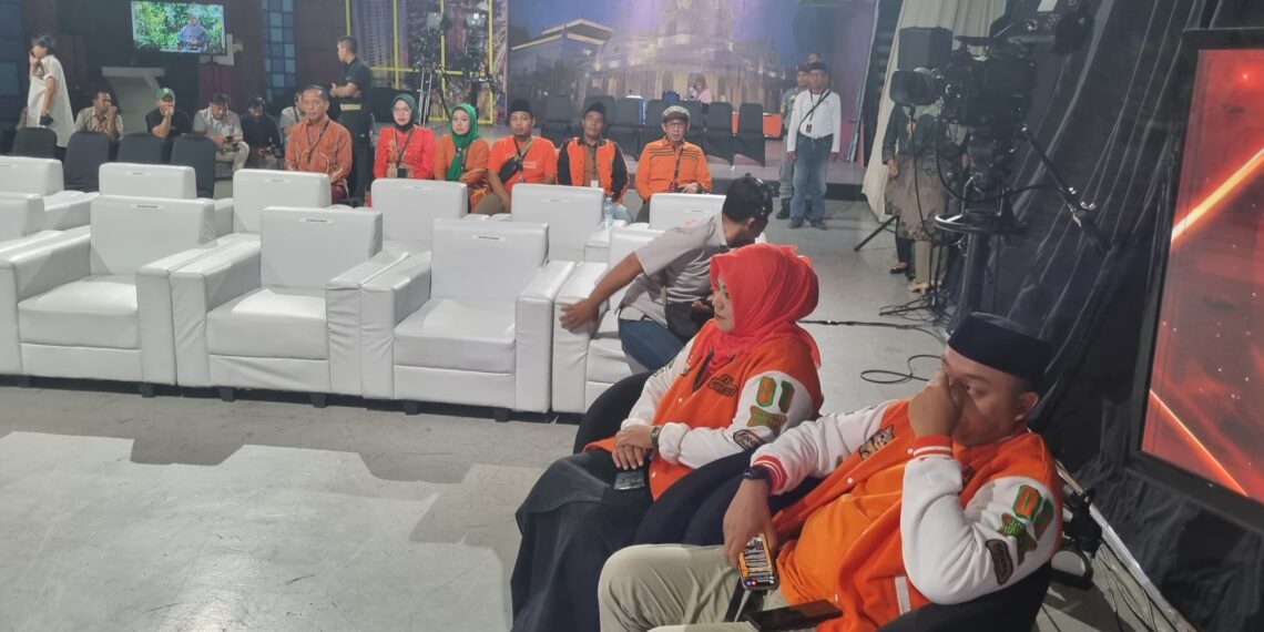 Pasangan calon (paslon) nomor urut 01, Yusuf Rio Wahyu Prayogo-Ulfiyah dalam acara Debat Ketiga Pilkada Situbondo yang batal terlaksana.