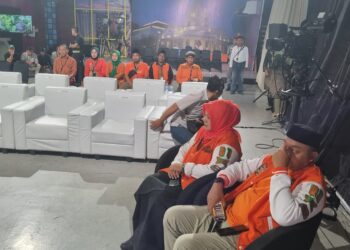 Pasangan calon (paslon) nomor urut 01, Yusuf Rio Wahyu Prayogo-Ulfiyah dalam acara Debat Ketiga Pilkada Situbondo yang batal terlaksana.