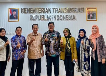 Rektor UICI Prof. Dr. Laode M. Kamaluddin, MSc., Meng., bersama Wakil Rektor Lely Pelitasari Soebekty, berfoto bersama dengan Wamentrans Viva Yoga Mauladi di Ruang Kerja Wamen Trans, Jakarta, Jumat (22/11/2024).