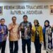 Rektor UICI Prof. Dr. Laode M. Kamaluddin, MSc., Meng., bersama Wakil Rektor Lely Pelitasari Soebekty, berfoto bersama dengan Wamentrans Viva Yoga Mauladi di Ruang Kerja Wamen Trans, Jakarta, Jumat (22/11/2024).