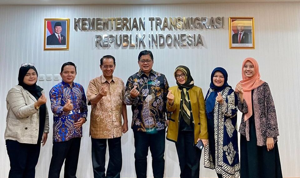 Rektor UICI Prof. Dr. Laode M. Kamaluddin, MSc., Meng., bersama Wakil Rektor Lely Pelitasari Soebekty, berfoto bersama dengan Wamentrans Viva Yoga Mauladi di Ruang Kerja Wamen Trans, Jakarta, Jumat (22/11/2024).