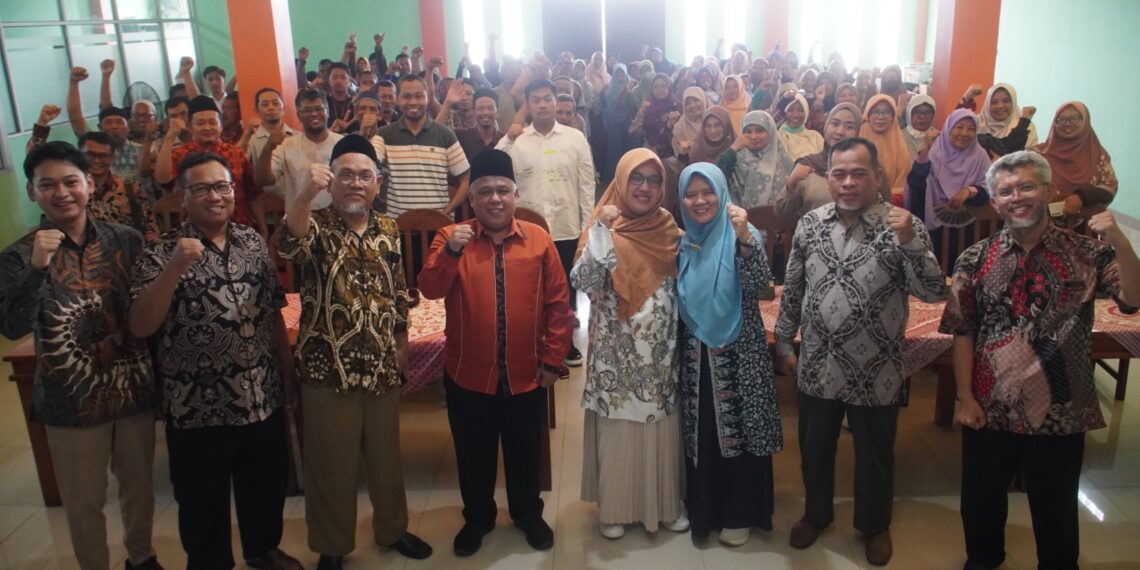 Meitri Citra Wardani, Anggota DPR RI Fraksi PKS, berpose bersama para peserta kegiatan sosialisasi empat pilar di di Madiun Jawa Timur pada Minggu (24/11/2024) kemarin.