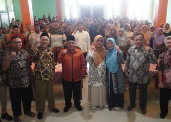 Meitri Citra Wardani, Anggota DPR RI Fraksi PKS, berpose bersama para peserta kegiatan sosialisasi empat pilar di di Madiun Jawa Timur pada Minggu (24/11/2024) kemarin.