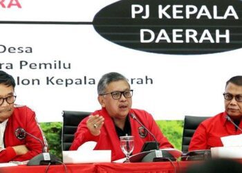 Hasto Kristiyanto (Sekjen PDIP) ditemani Ahmad Basarah (Kanan) dan Djarot Syaiful Hidayat (Kiri) pada Konferensi Pers DPP PDIP menyikapi hasil Pilkada Serentak 2024 kemarin di Sekretariat DPP PDIP Perjuangan, Menteng Jakarta, Jum'at (29/11/2024)