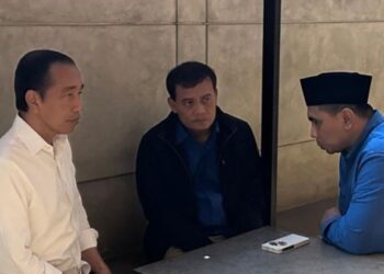 Mantan Presiden Jokowi saat berbincang dengan Calon Gubernur dan Calon Wakil Gubernur Jawa Tengah, Ahmad Lutfi dan Taj Yasin. Sumber foto : Instagram Ahmad Lutfi.