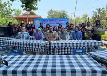 Foto bersama pedagang dan PKM