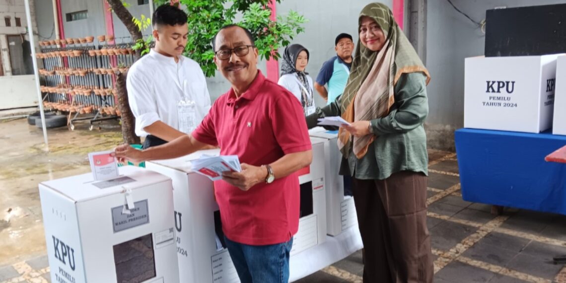 Pemilih saat gunakan hak pilihnya untuk berfoto ria. Sumber foto : Dwiki Setiyawan