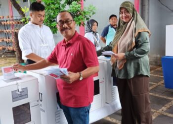 Pemilih saat gunakan hak pilihnya untuk berfoto ria. Sumber foto : Dwiki Setiyawan