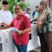 Pemilih saat gunakan hak pilihnya untuk berfoto ria. Sumber foto : Dwiki Setiyawan