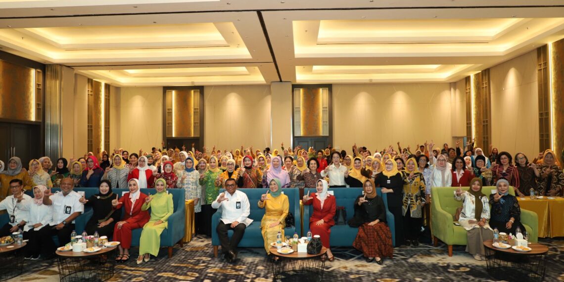 Foto bersama peserta, narasumber dan undangan dalam seminar bertema "Meningkatkan Peran Perempuan dalam Membangun Budaya Literasi di Lingkungan Keluarga dan Komunitas" yang digelar di Jakarta pada Senin (25/11/2024)