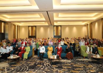 Foto bersama peserta, narasumber dan undangan dalam seminar bertema "Meningkatkan Peran Perempuan dalam Membangun Budaya Literasi di Lingkungan Keluarga dan Komunitas" yang digelar di Jakarta pada Senin (25/11/2024)