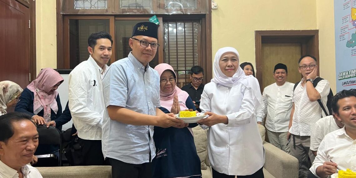 Ahmad Nawardi saat mengucapkan selamat sembari memberikan tumpeng kepada Khofifah Indar Parawansa.