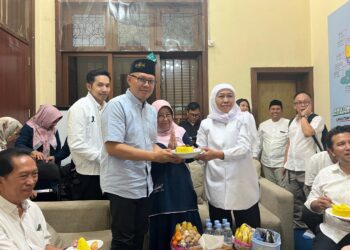 Ahmad Nawardi saat mengucapkan selamat sembari memberikan tumpeng kepada Khofifah Indar Parawansa.