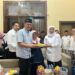 Ahmad Nawardi saat mengucapkan selamat sembari memberikan tumpeng kepada Khofifah Indar Parawansa.
