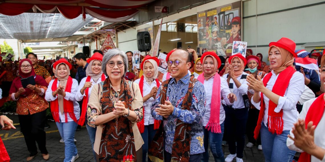 Anggota Komisi IX DPR RI, Indah Kurnia, bersama Sekretaris Jenderal Kementerian Ketenagakerjaan, Anwar Sanusi, saat mengunjungi Plant Rungkut 2 milik PT HM Sampoerna Tbk. di Surabaya, Jum'at (29/11/2024)