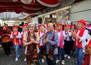 Anggota Komisi IX DPR RI, Indah Kurnia, bersama Sekretaris Jenderal Kementerian Ketenagakerjaan, Anwar Sanusi, saat mengunjungi Plant Rungkut 2 milik PT HM Sampoerna Tbk. di Surabaya, Jum'at (29/11/2024)