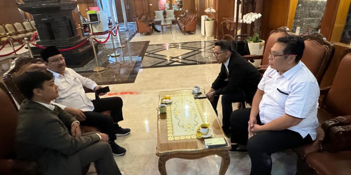 Sygma Research and Consulting (SRC) yang diwakili oleh Komisaris Sygma, Yuristiarso Hidayat, M.H., saat bertemu dengan Menteri Sosial Syaifullah Yusuf (Gus Ipul) di VVIP Bandara Juanda (28/11/2024)