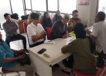 Dinas Perindustrian dan Tenaga Kerja (Disnaker) Kota Surabaya saat memediasi pihak CNN Indonesia dengan Miftah Faridl.