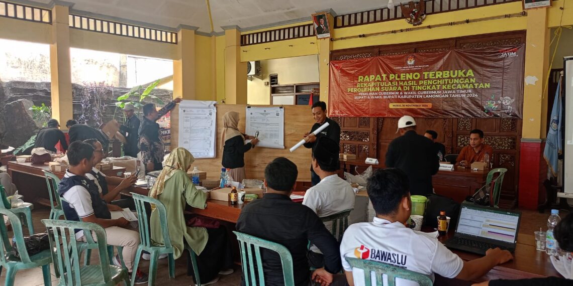 Tahapan rekapitulasi hasil penghitungan perolehan suara tingkat kecamatan dalam Pilkada Lamongan2024. Sumber Foto : KPU Lamongan