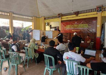 Tahapan rekapitulasi hasil penghitungan perolehan suara tingkat kecamatan dalam Pilkada Lamongan2024. Sumber Foto : KPU Lamongan