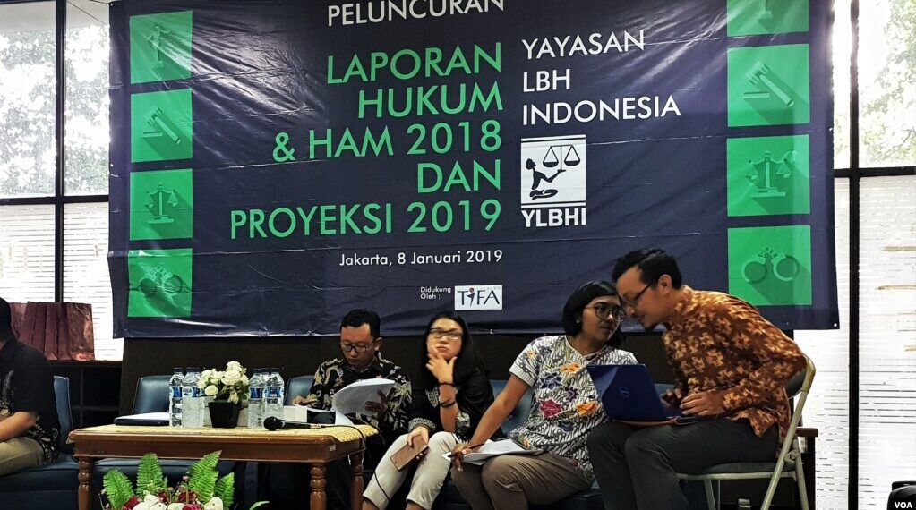 Pengurus YLBHI saat menyampaikan laporan tahunan di Gedung YLBHI, Jakarta, Selasa (8/1/2019). (Sumber Foto: VOA)