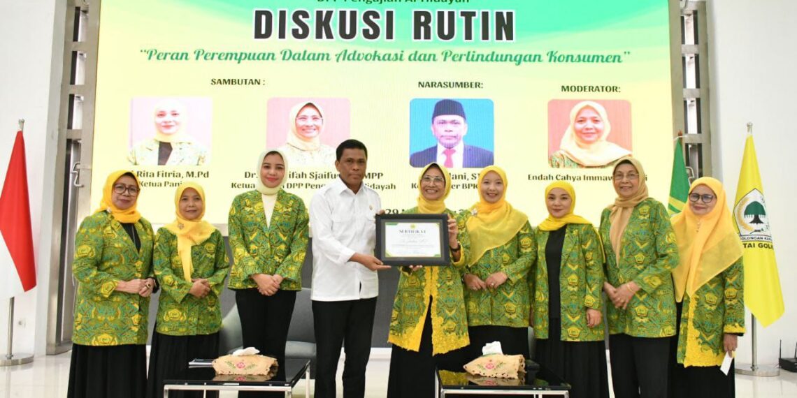 Hetifah Sjaifudian (Lima dari Kanan) dan Jailani, Komisiober BPKN (Empat dari Kiri) dalam diskusi rutin DPP Pengajian Al-Hidayah yang digelar di Aula DPP Partai Golkar pada Jum'at (29/11/2024).