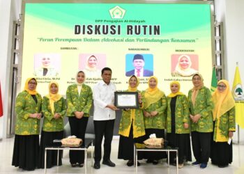 Hetifah Sjaifudian (Lima dari Kanan) dan Jailani, Komisiober BPKN (Empat dari Kiri) dalam diskusi rutin DPP Pengajian Al-Hidayah yang digelar di Aula DPP Partai Golkar pada Jum'at (29/11/2024).