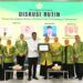 Hetifah Sjaifudian (Lima dari Kanan) dan Jailani, Komisiober BPKN (Empat dari Kiri) dalam diskusi rutin DPP Pengajian Al-Hidayah yang digelar di Aula DPP Partai Golkar pada Jum'at (29/11/2024).