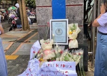 Karangan bunga berjejer di SMKN 4 Semarang, Kelurahan Mugassari, Kecamatan Semarang Selatan, Selasa (26/11/2024). Sumber Foto: DETIK JATENG
