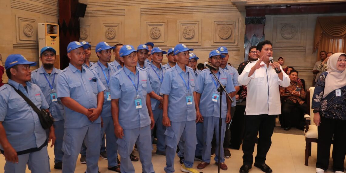 Acara “Pelepasan Transmigrasi Provinsi Jawa Timur 2024.” Acara tersebut berlangsung di aula Kantor Gubernur Jawa Timur, dipimpin Wakil Menteri Transmigrasi Viva Yoga Mauladi.