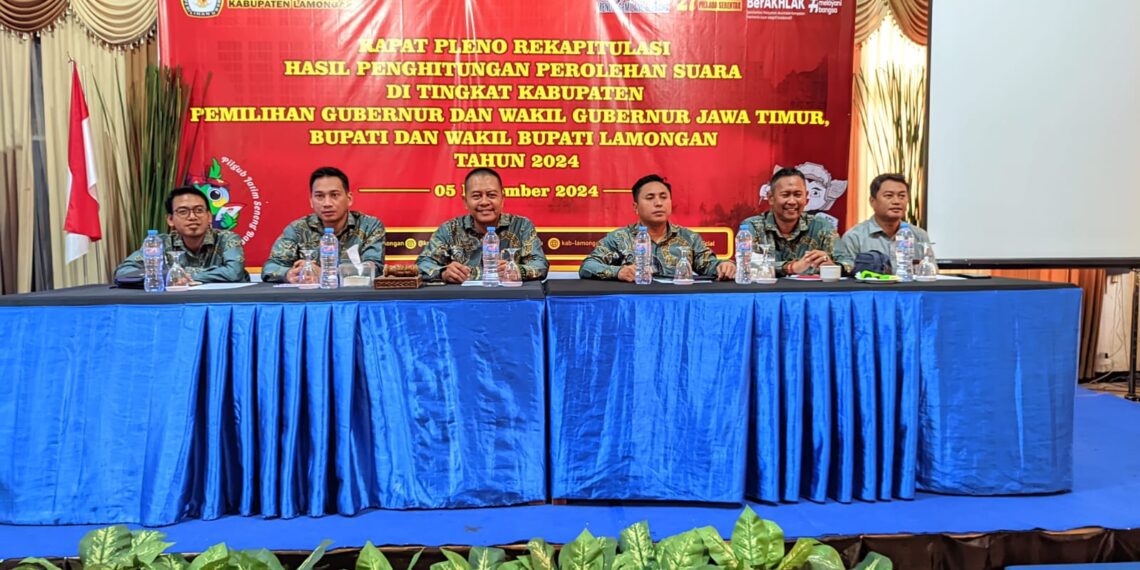 Rapat pleno Terbuka Rekapitulasi Hasil Akhir Pilkada Serentak 2024 oleh KPU Lamongan di Grand Hotel Mahkota Lamongan, Kamis malam (5/12/2024).
