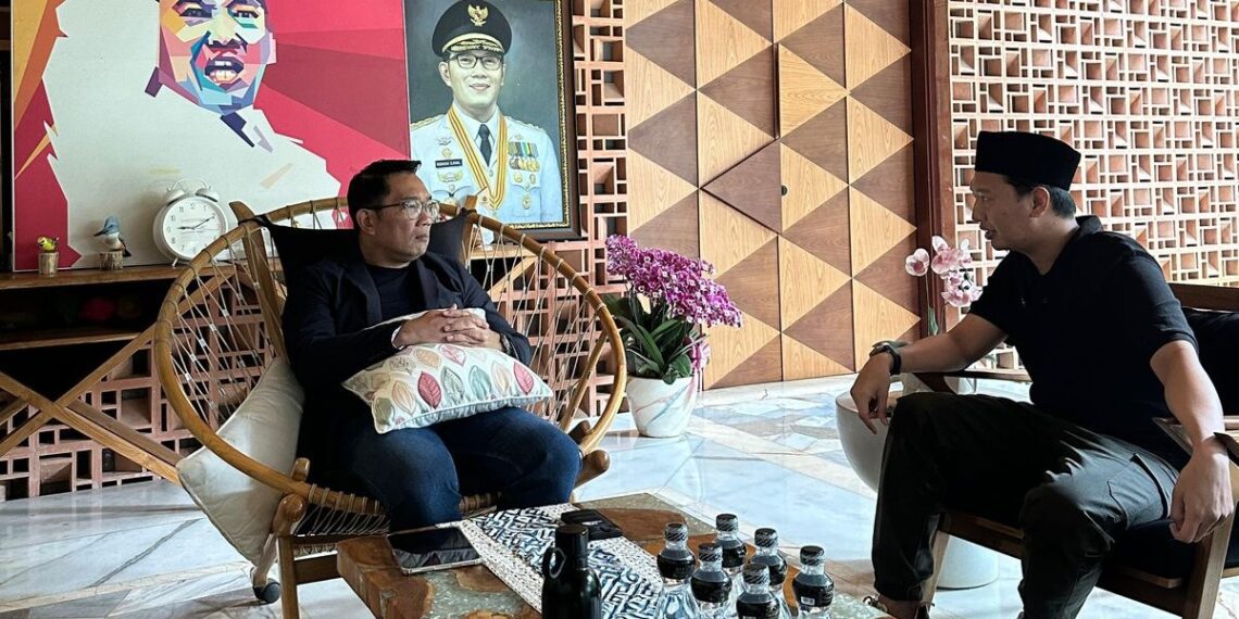 Arief Rosyid (kanan) dan Ridwan Kamil (Kiri)