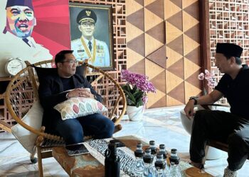 Arief Rosyid (kanan) dan Ridwan Kamil (Kiri)