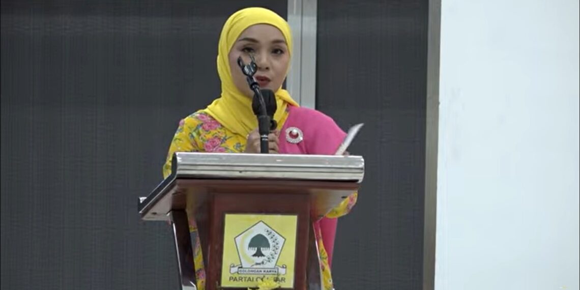 Ketua Panitia Silaturahmi Perempuan Partai Golkar dan Peringatan Hari Ibu, Rita Fitria, saat menyampaikan Laporan Panitia di Aula DPP Partai Golkar Slipi Jakarta pada Jum'at (20/12/2024).